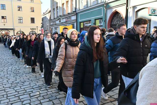 [WIDEO/FOTO] Tegoroczni maturzyści wspólnie zatańczyli poloneza na świdnickim rynku!