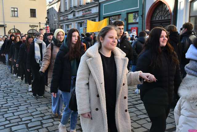 [WIDEO/FOTO] Tegoroczni maturzyści wspólnie zatańczyli poloneza na świdnickim rynku!