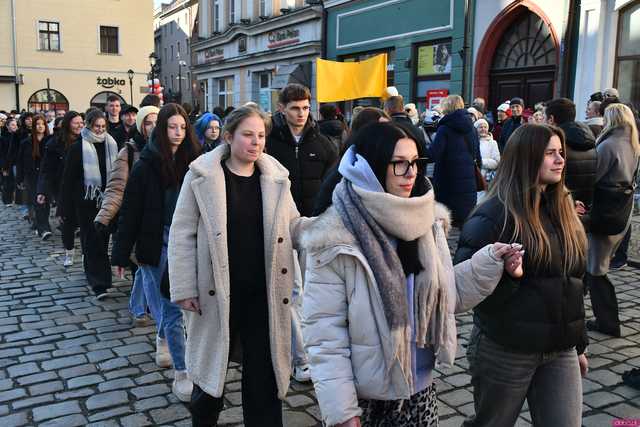 [WIDEO/FOTO] Tegoroczni maturzyści wspólnie zatańczyli poloneza na świdnickim rynku!