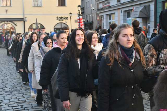 [WIDEO/FOTO] Tegoroczni maturzyści wspólnie zatańczyli poloneza na świdnickim rynku!