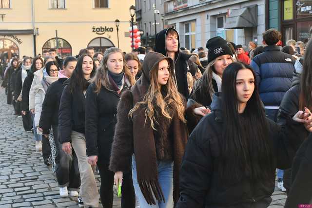 [WIDEO/FOTO] Tegoroczni maturzyści wspólnie zatańczyli poloneza na świdnickim rynku!