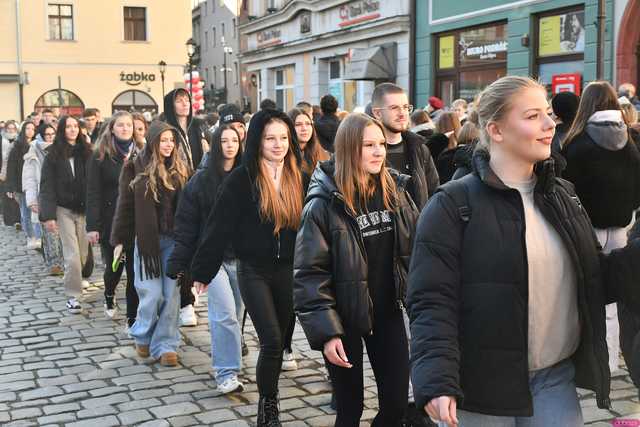 [WIDEO/FOTO] Tegoroczni maturzyści wspólnie zatańczyli poloneza na świdnickim rynku!