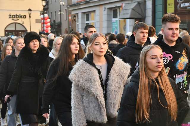 [WIDEO/FOTO] Tegoroczni maturzyści wspólnie zatańczyli poloneza na świdnickim rynku!