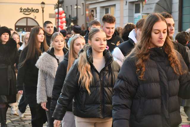 [WIDEO/FOTO] Tegoroczni maturzyści wspólnie zatańczyli poloneza na świdnickim rynku!