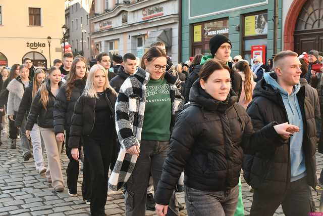 [WIDEO/FOTO] Tegoroczni maturzyści wspólnie zatańczyli poloneza na świdnickim rynku!