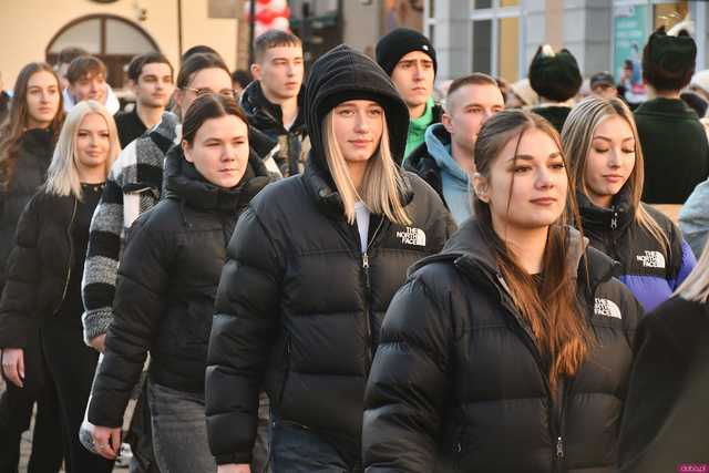 [WIDEO/FOTO] Tegoroczni maturzyści wspólnie zatańczyli poloneza na świdnickim rynku!