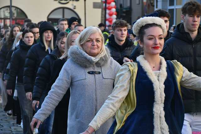 [WIDEO/FOTO] Tegoroczni maturzyści wspólnie zatańczyli poloneza na świdnickim rynku!