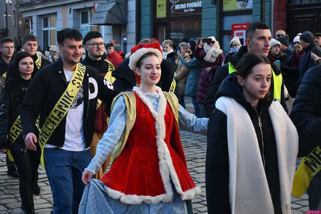 [WIDEO/FOTO] Tegoroczni maturzyści wspólnie zatańczyli poloneza na świdnickim rynku!