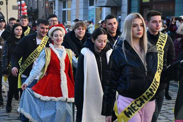 [WIDEO/FOTO] Tegoroczni maturzyści wspólnie zatańczyli poloneza na świdnickim rynku!