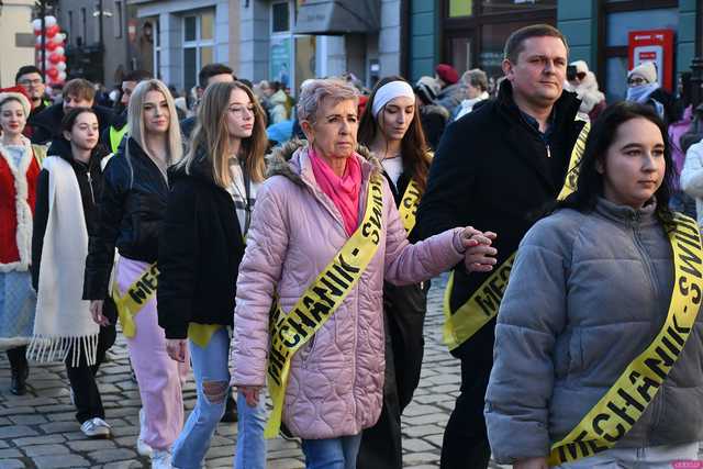 [WIDEO/FOTO] Tegoroczni maturzyści wspólnie zatańczyli poloneza na świdnickim rynku!