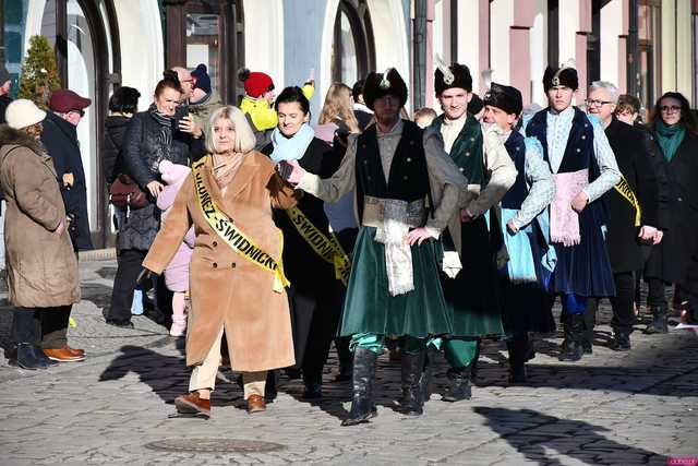 [WIDEO/FOTO] Tegoroczni maturzyści wspólnie zatańczyli poloneza na świdnickim rynku!