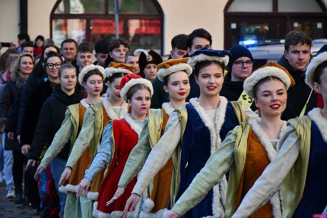 [WIDEO/FOTO] Tegoroczni maturzyści wspólnie zatańczyli poloneza na świdnickim rynku!