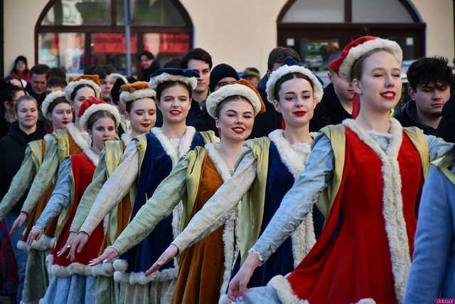[WIDEO/FOTO] Tegoroczni maturzyści wspólnie zatańczyli poloneza na świdnickim rynku!