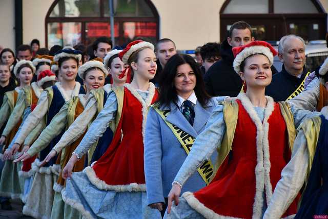 [WIDEO/FOTO] Tegoroczni maturzyści wspólnie zatańczyli poloneza na świdnickim rynku!