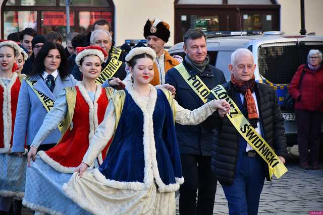[WIDEO/FOTO] Tegoroczni maturzyści wspólnie zatańczyli poloneza na świdnickim rynku!