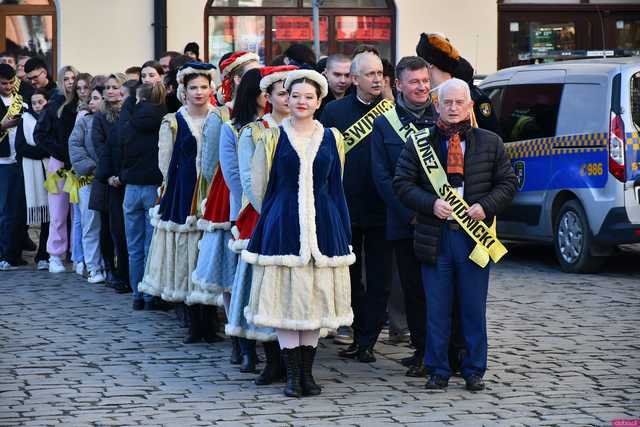 [WIDEO/FOTO] Tegoroczni maturzyści wspólnie zatańczyli poloneza na świdnickim rynku!