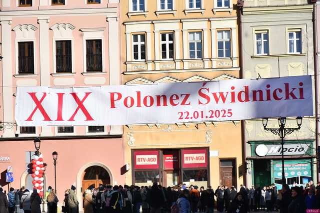 [WIDEO/FOTO] Tegoroczni maturzyści wspólnie zatańczyli poloneza na świdnickim rynku!