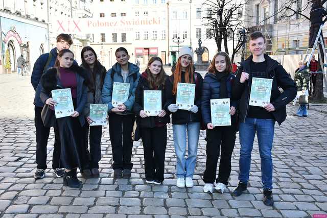 [WIDEO/FOTO] Tegoroczni maturzyści wspólnie zatańczyli poloneza na świdnickim rynku!