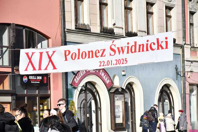 [WIDEO/FOTO] Tegoroczni maturzyści wspólnie zatańczyli poloneza na świdnickim rynku!