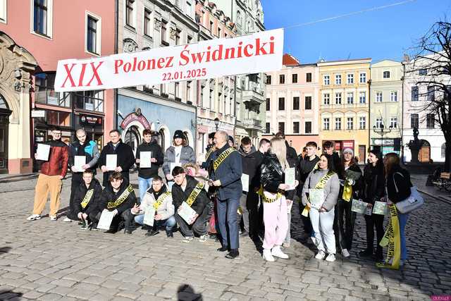 [WIDEO/FOTO] Tegoroczni maturzyści wspólnie zatańczyli poloneza na świdnickim rynku!