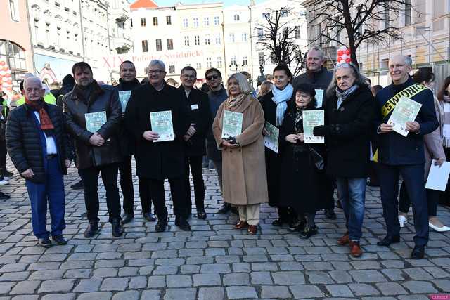 [WIDEO/FOTO] Tegoroczni maturzyści wspólnie zatańczyli poloneza na świdnickim rynku!