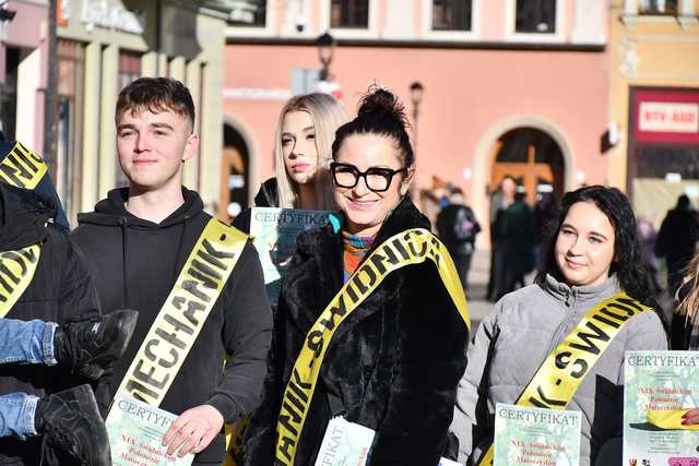 [WIDEO/FOTO] Tegoroczni maturzyści wspólnie zatańczyli poloneza na świdnickim rynku!