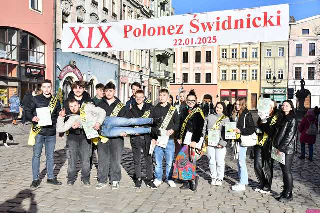[WIDEO/FOTO] Tegoroczni maturzyści wspólnie zatańczyli poloneza na świdnickim rynku!