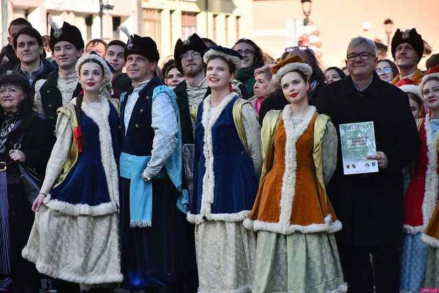 [WIDEO/FOTO] Tegoroczni maturzyści wspólnie zatańczyli poloneza na świdnickim rynku!