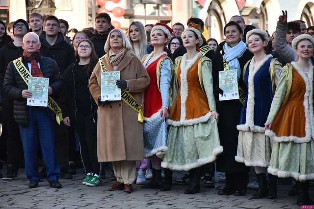 [WIDEO/FOTO] Tegoroczni maturzyści wspólnie zatańczyli poloneza na świdnickim rynku!