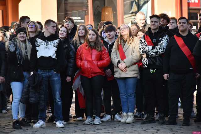 [WIDEO/FOTO] Tegoroczni maturzyści wspólnie zatańczyli poloneza na świdnickim rynku!