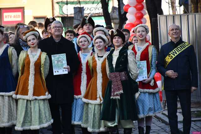[WIDEO/FOTO] Tegoroczni maturzyści wspólnie zatańczyli poloneza na świdnickim rynku!