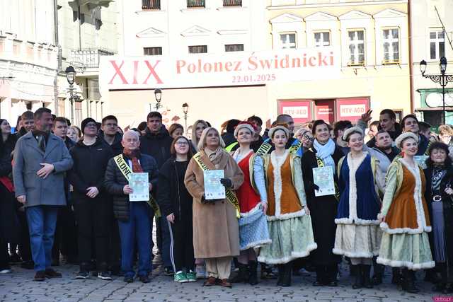 [WIDEO/FOTO] Tegoroczni maturzyści wspólnie zatańczyli poloneza na świdnickim rynku!
