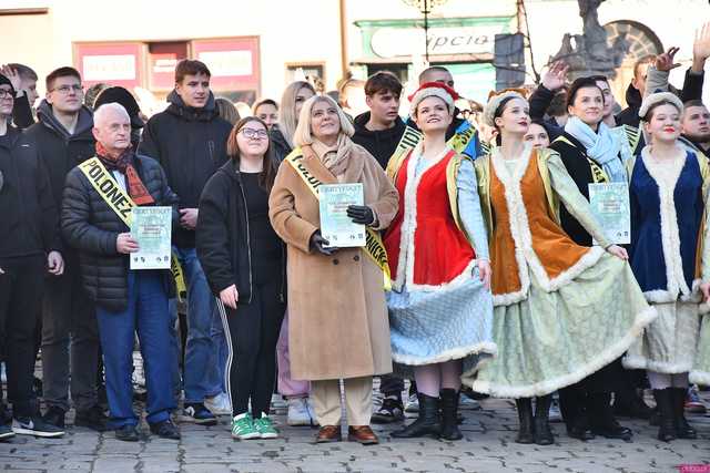 [WIDEO/FOTO] Tegoroczni maturzyści wspólnie zatańczyli poloneza na świdnickim rynku!