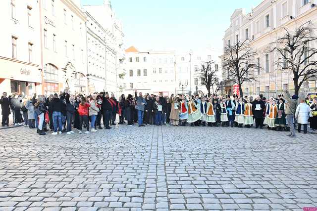 [WIDEO/FOTO] Tegoroczni maturzyści wspólnie zatańczyli poloneza na świdnickim rynku!