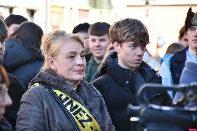 [WIDEO/FOTO] Tegoroczni maturzyści wspólnie zatańczyli poloneza na świdnickim rynku!