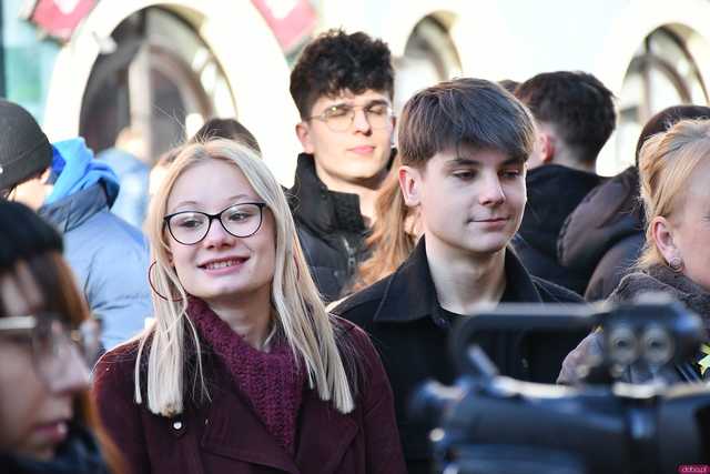 [WIDEO/FOTO] Tegoroczni maturzyści wspólnie zatańczyli poloneza na świdnickim rynku!