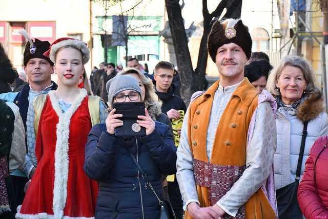 [WIDEO/FOTO] Tegoroczni maturzyści wspólnie zatańczyli poloneza na świdnickim rynku!