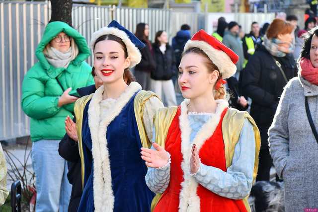 [WIDEO/FOTO] Tegoroczni maturzyści wspólnie zatańczyli poloneza na świdnickim rynku!