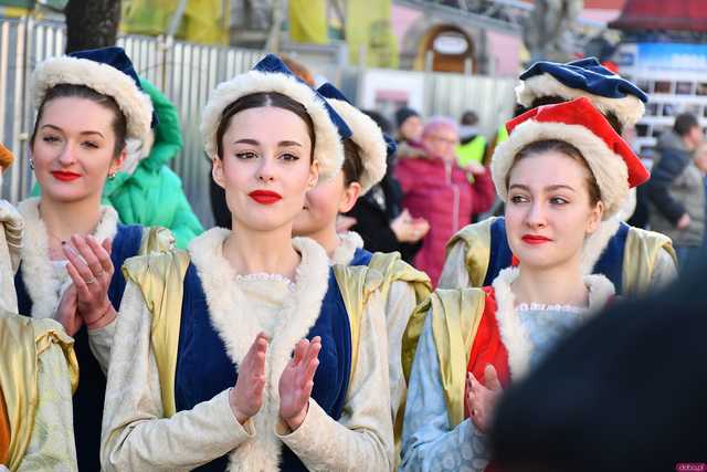 [WIDEO/FOTO] Tegoroczni maturzyści wspólnie zatańczyli poloneza na świdnickim rynku!