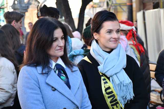 [WIDEO/FOTO] Tegoroczni maturzyści wspólnie zatańczyli poloneza na świdnickim rynku!