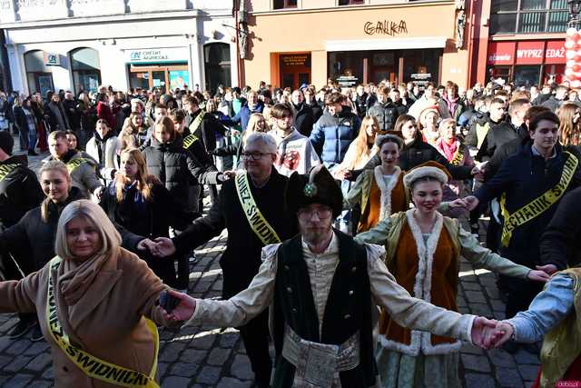 [WIDEO/FOTO] Tegoroczni maturzyści wspólnie zatańczyli poloneza na świdnickim rynku!