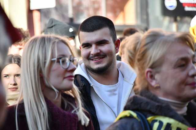 [WIDEO/FOTO] Tegoroczni maturzyści wspólnie zatańczyli poloneza na świdnickim rynku!