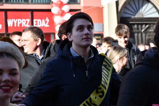 [WIDEO/FOTO] Tegoroczni maturzyści wspólnie zatańczyli poloneza na świdnickim rynku!