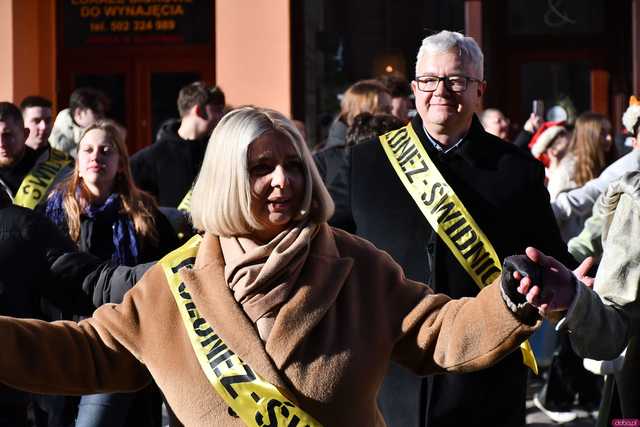 [WIDEO/FOTO] Tegoroczni maturzyści wspólnie zatańczyli poloneza na świdnickim rynku!