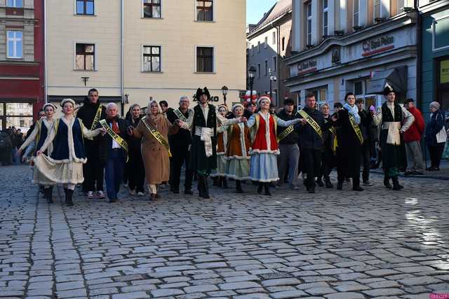 [WIDEO/FOTO] Tegoroczni maturzyści wspólnie zatańczyli poloneza na świdnickim rynku!