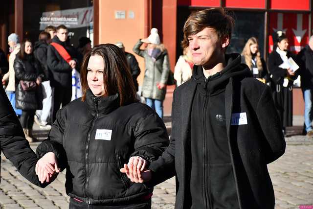 [WIDEO/FOTO] Tegoroczni maturzyści wspólnie zatańczyli poloneza na świdnickim rynku!