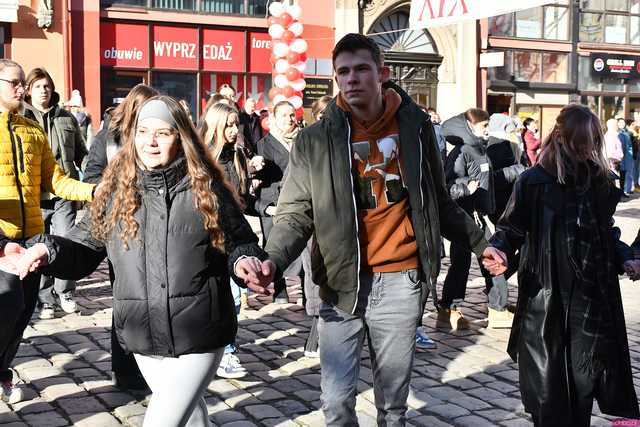 [WIDEO/FOTO] Tegoroczni maturzyści wspólnie zatańczyli poloneza na świdnickim rynku!