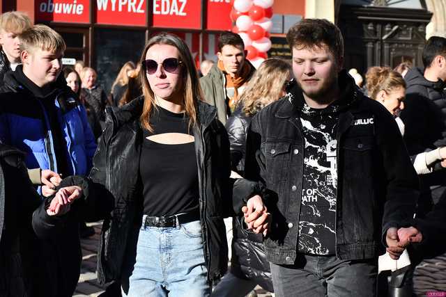 [WIDEO/FOTO] Tegoroczni maturzyści wspólnie zatańczyli poloneza na świdnickim rynku!