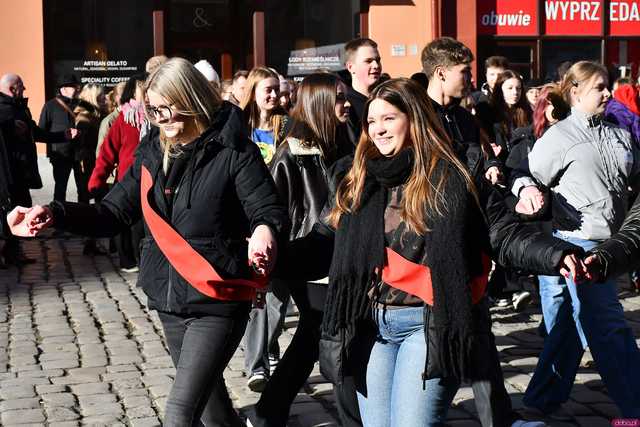 [WIDEO/FOTO] Tegoroczni maturzyści wspólnie zatańczyli poloneza na świdnickim rynku!