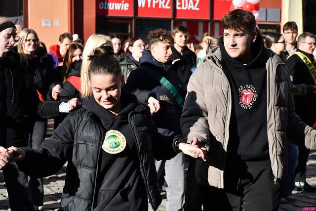 [WIDEO/FOTO] Tegoroczni maturzyści wspólnie zatańczyli poloneza na świdnickim rynku!